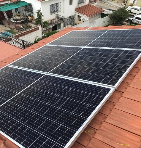 Instalacion de paneles solares en el techo de una casa mediana en villa carlos paz cordoba.