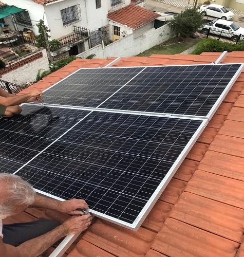 Instalacion de paneles solares en el techo de una casa mediana en villa carlos paz cordoba.