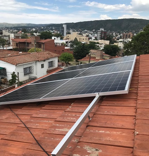 Instalacion de paneles solares en el techo de una casa mediana en villa carlos paz cordoba.
