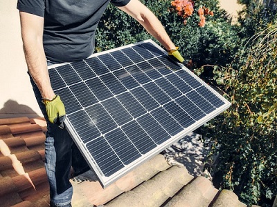 Instalacion de paneles solares en el techo de una casa mediana en villa carlos paz cordoba.